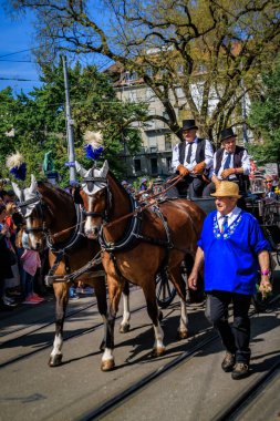 Zürih, İsviçre - 28 Nisan 2025: Sechselauten geçit töreninde geleneksel tarihi kostümlü lonca üyeleri, baharın gelişini kutluyorlar