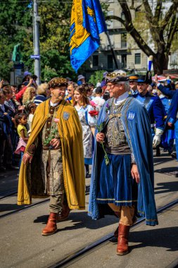 Zürih, İsviçre - 28 Nisan 2025: Sechselauten geçit töreninde geleneksel tarihi kostümlü lonca üyeleri, baharın gelişini kutluyorlar