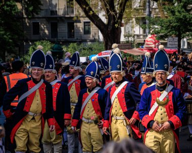 Zürih, İsviçre - 28 Nisan 2025: Sechselauten geçit töreninde geleneksel tarihi kostümlü lonca üyeleri, baharın gelişini kutluyorlar