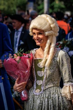 Zürih, İsviçre - 28 Nisan 2025: Sechselauten geçit töreninde geleneksel tarihi kostümlü lonca üyeleri, baharın gelişini kutluyorlar