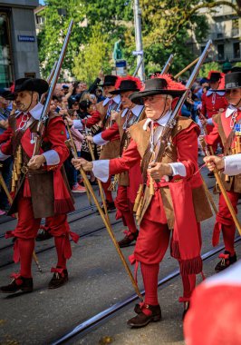 Zürih, İsviçre - 28 Nisan 2025: Sechselauten geçit töreninde geleneksel tarihi kostümlü lonca üyeleri, baharın gelişini kutluyorlar