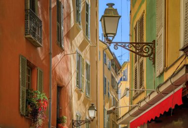 Akdeniz ev cephesi terracotta renklerinde, Nice, Güney Fransa, Fransız Riviera 'sında geleneksel panjurlu pencereler