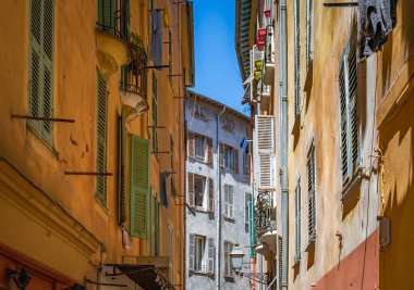 Eski geleneksel Akdeniz evleri ahşap panjurlar ve sokak lambalarıyla Eski Şehir Vielle Ville, Nice, Güney Fransa