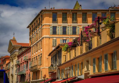 Akdeniz ev cephesi terracotta renklerinde, Nice, Güney Fransa, Fransız Riviera 'sında geleneksel panjurlu pencereler