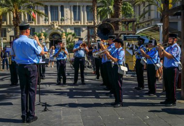 Nice, Fransa - 19 Mayıs 2024: Musique de la Garde Municipale de Nice belediyesinin resmi bandosu adliye binasının yanındaki eski kasabada konser veriyor.