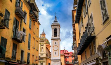 Eski Şehir 'deki ünlü Rossetti Meydanı ve Sainte Tamir Katedrali Basiliği' ne bakın. Ya da Fransa 'nın Riviera, Nice Vieille Ville' ine.