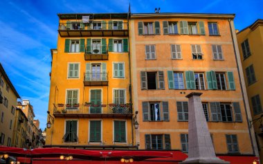 Akdeniz ev cephesi terracotta renginde, pencereleri geleneksel panjurlu Eski Şehir, Nice, Güney Fransa 'daki ünlü Place Rossetti' de