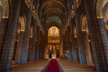 19. yüzyıl Aziz Nicholas Katedrali, Monegasque krallığı, Grimaldi, Grace Kelly ve Prens Rainier gibi insanların Monako 'da gömüldüğü yer.