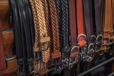 Renkli deri eşyalar, Fransa 'nın güneyindeki Old Town veya Vieillle Ville of Nice' deki butik mağazalarından birinde sergilenen kemer seçimi.