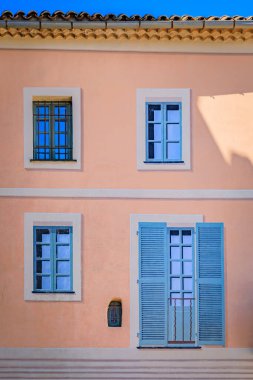 Orta çağ köyü Haut de Cagnes, Cagnes sur Mer, Fransa 'da camlara trompe l' oeil illüzyonu çizilmiş geleneksel Akdeniz evi