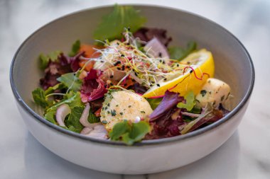 Fransa 'nın güneyindeki Haut de Cagnes, Cagnes sur Mer, Fransız Riviera' sında bir restoranda limon dilimli kurutulmuş deniz tarağı salatası.