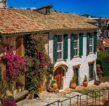 Fransa 'nın güneyindeki Cagnes sur Mer' de Haut de Cagnes adlı ortaçağ dağ köyündeki geleneksel Akdeniz evleriyle dolu Picturesque caddesi