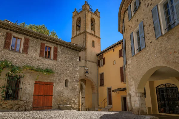 Fransa 'nın güneyindeki Cagnes sur Mer' deki Haut de Cagnes kasabasında geleneksel Akdeniz evleriyle pitoresk Grimaldi Meydanı