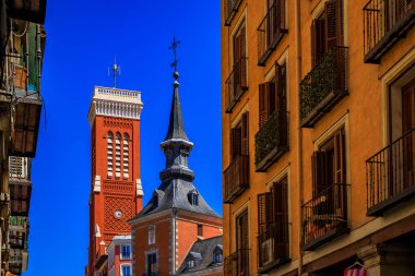 Konut binaları ve Kutsal Haç Kilisesi veya İspanya 'nın Madrid kentindeki Parroquia de Santa Cruz' un bulunduğu şehir.