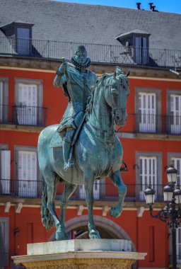Plaza Mayor 1617 Ünlü Meydanı 'nda inşa edildi. Kral III. Philip Binicilik Heykeli Heykeltıraş Gambologna ve Pietro Tacca, Madrid, İspanya