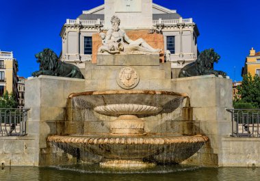 İspanya, Madrid 'deki Plaza de Oriente' de bulunan Philip Anıtı 'ndaki Tagus Nehri heykelleri ve aslanlar heykeli.
