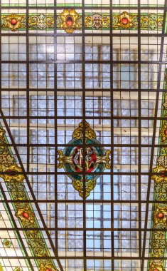 Pamplona, İspanya - 22 Haziran 2021: Tarihi Nuevo Casino de Pamplona özel kulübünün içinde Credito Navarro için CN başlıklı cam tavan