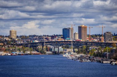Ship Canal Bridge, Seattle, Washington, ABD 'de bulunan Lake Union' un ufuk çizgisine ve inşaat vinçlerine sahiptir.