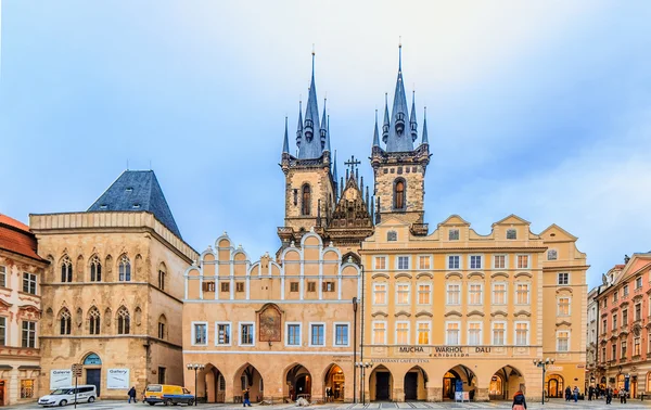 Berömda Tynkyrkan i Prag — Stockfoto