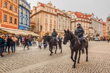 Polis memurları Prag çek monte