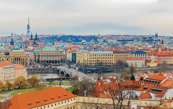 Weergeven op rode daken van Praag Vltava — Stockfoto