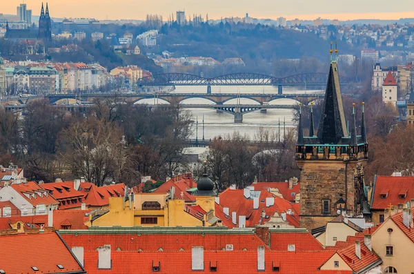 Telhados vermelhos tradicionais na cidade velha de Praga e rio Vltava — Fotografia de Stock