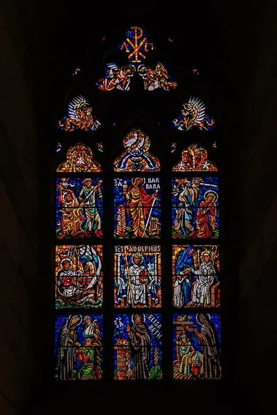 Kirchenfenster in der St. Vitus Kathedrale in Prag — Stockfoto