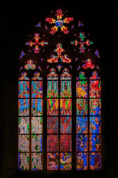 Vidriera en la Catedral de San Vito de Praga — Foto de Stock