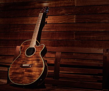 ahşap şeritler halinde kahverengi akustik gitar