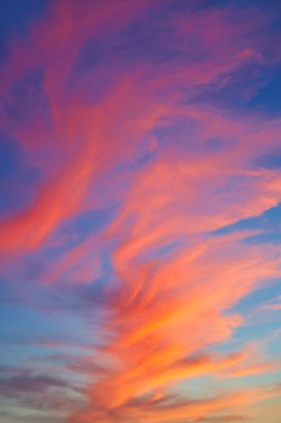 Günbatımı üzerinde mavi kırmızı turuncu bulutlara