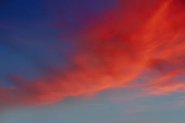 Nuvole rosse arancioni nel drammatico cielo del tramonto — Foto Stock