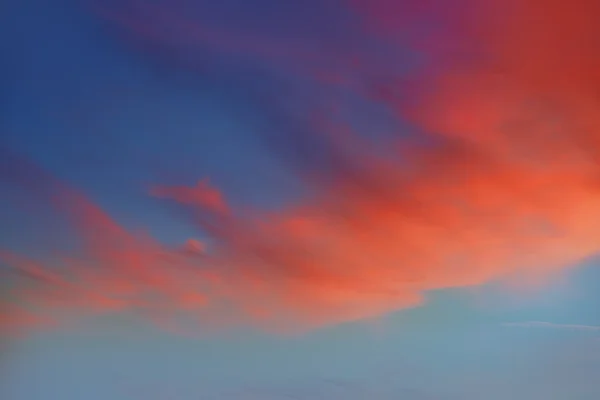 ドラマチックな夕焼け空で赤オレンジ雲 — ストック写真