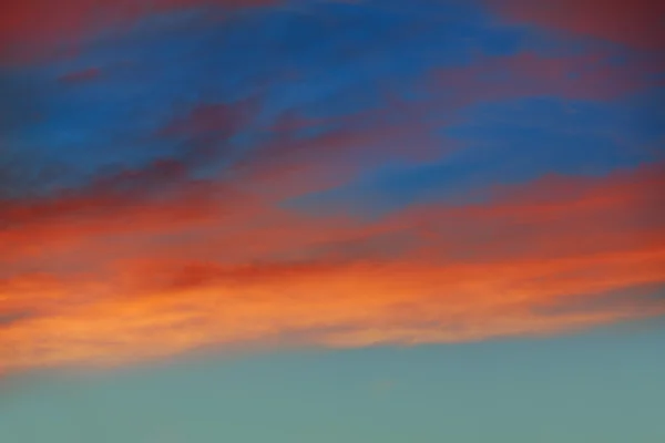 ドラマチックな夕焼け空で赤オレンジ雲 — ストック写真