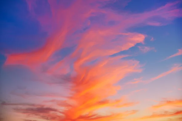Nubes rojas anaranjadas al atardecer sobre azul —  Fotos de Stock