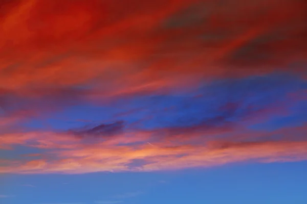 Красные оранжевые облака на ярком закате — стоковое фото