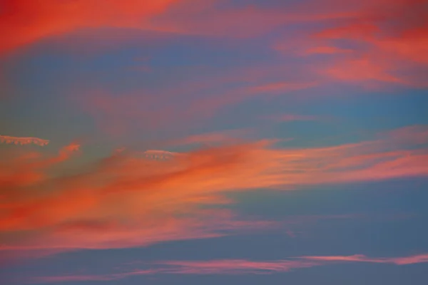 ドラマチックな夕焼け空で赤オレンジ雲 — ストック写真