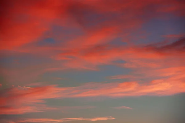 Красные оранжевые облака на ярком закате — стоковое фото