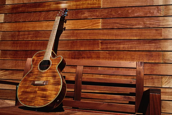 Akustická kytara hnědé dřevěné pruhy — Stock fotografie