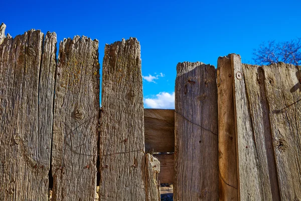 Ηλικίας ξύλινος φράκτης στο Τερουέλ Σιέρα Αλμπαρασίν — Φωτογραφία Αρχείου