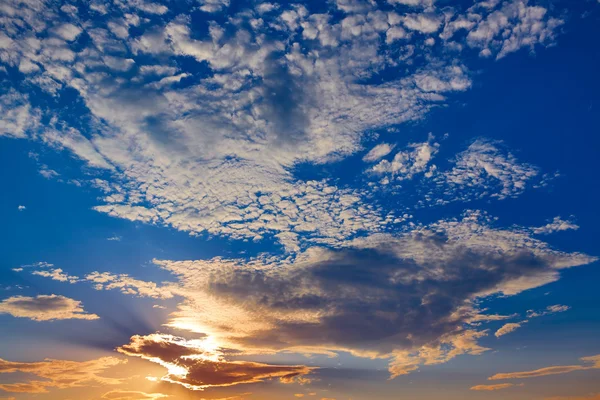 Avondrood met gouden en blauwe wolken — Stockfoto