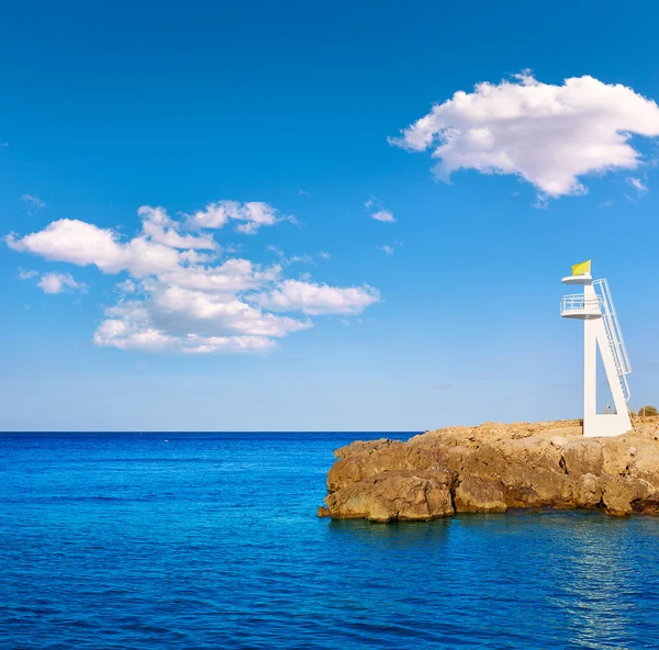 Denia Las Rotas Trampoli beach a věž Španělsko — Stock fotografie