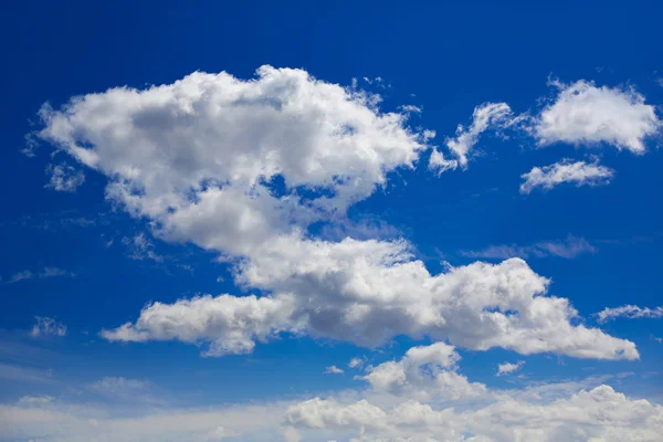 Ciel bleu avec des nuages dans une journée ensoleillée — Photo