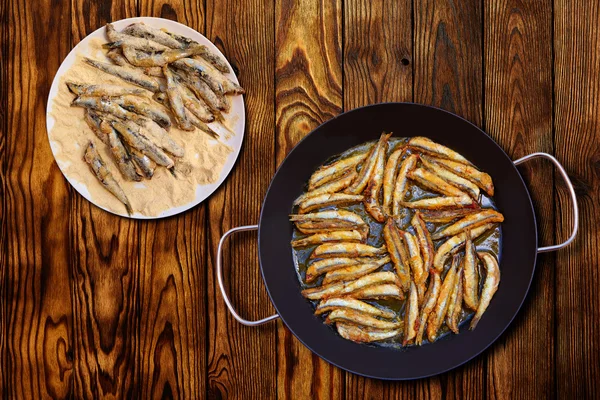 Boquerones fritos mediterrane gebakken ansjovis — Stockfoto