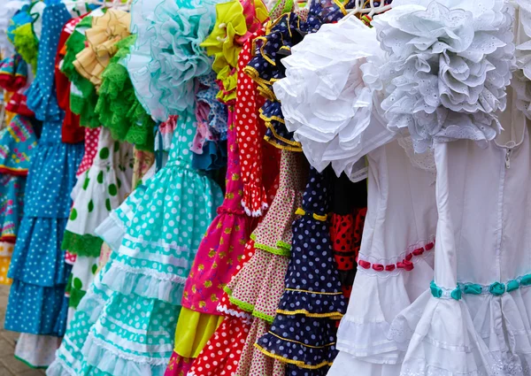 Vestidos gitanos en un mercado andaluz de España — Foto de Stock