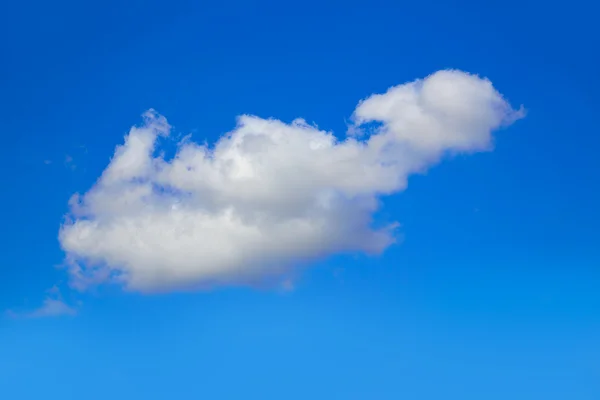 Blauer Himmel mit Wolken an einem sonnigen Tag — Stockfoto