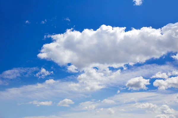 Cielo azul con nubes en un día soleado — Foto de Stock