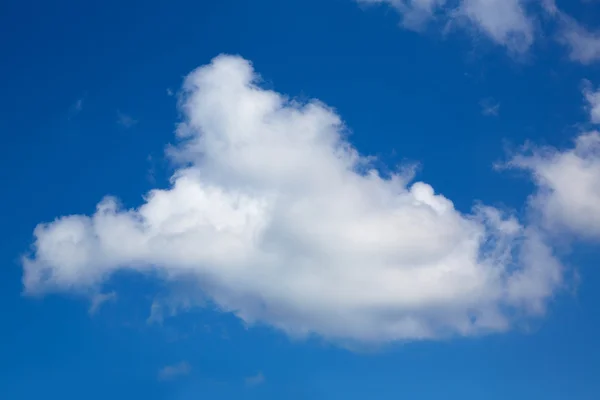 Jediný velký cumulus mrak v modré obloze — Stock fotografie