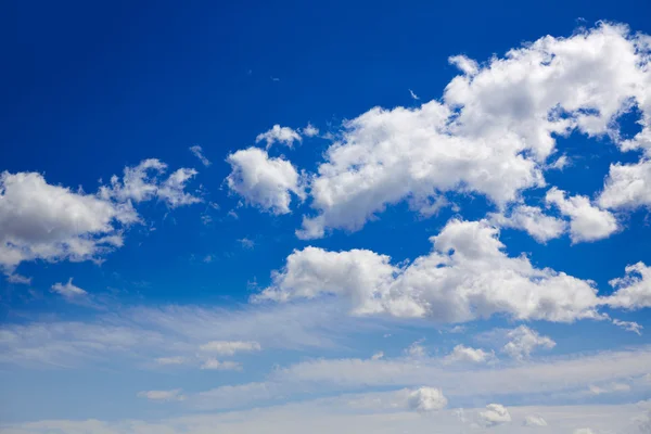 Cielo azul con nubes en un día soleado — Foto de Stock