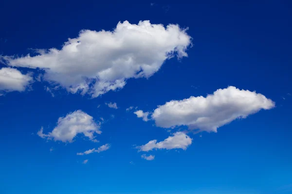 阳光明媚的天空中有云的蓝天 — 图库照片