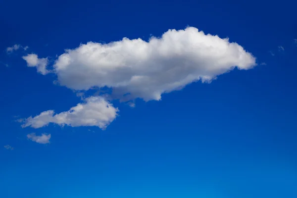 Cielo azul con nubes en un día soleado —  Fotos de Stock